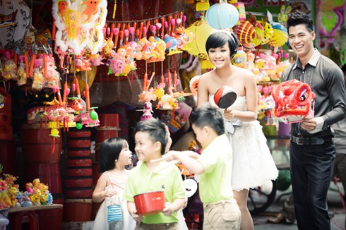 Bảo Trân dắt mẫu nhí dạo chơi trên phố lồng đèn