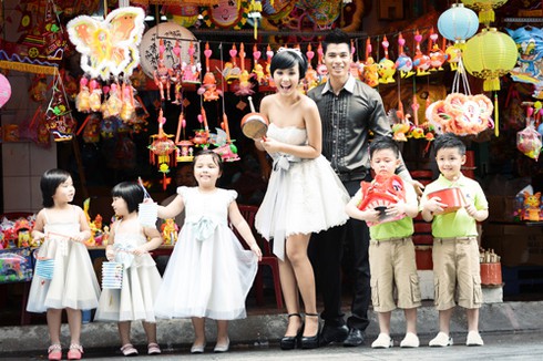 Bảo Trân dắt mẫu nhí dạo chơi trên phố lồng đèn