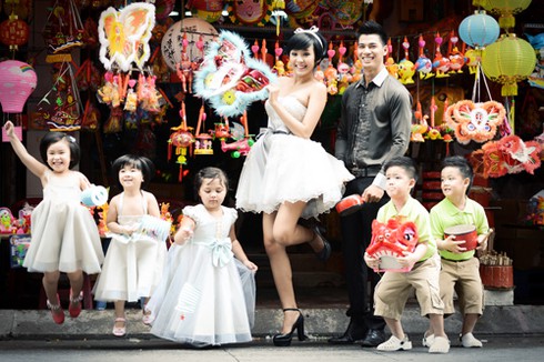 Bảo Trân dắt mẫu nhí dạo chơi trên phố lồng đèn