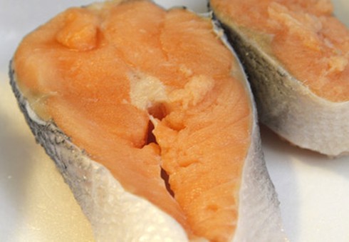 Cá hồi kho mặn - Món ngon cho ngày trở gió