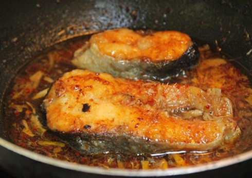 Cá hồi kho mặn - Món ngon cho ngày trở gió