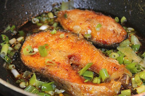 Cá hồi kho mặn - Món ngon cho ngày trở gió