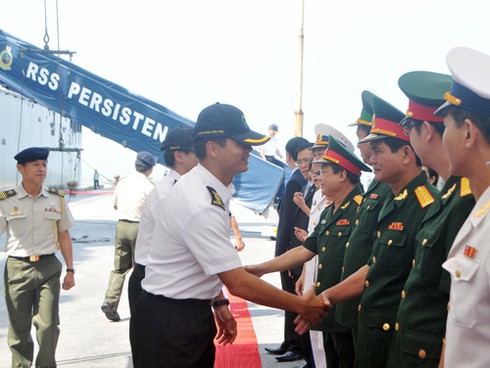 Tàu Hải quân Việt Nam và Singapore diễn tập trên biển Đà Nẵng