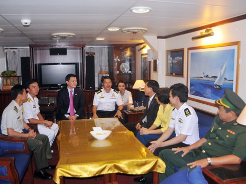 Tàu Hải quân Việt Nam và Singapore diễn tập trên biển Đà Nẵng