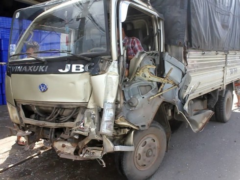 Xe tải mất phanh gây tai nạn, tài xế mắc kẹt