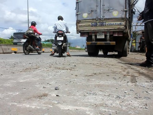 Xe tải mất phanh gây tai nạn, tài xế mắc kẹt