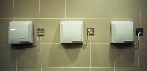 Máy sấy khô tay tự động chứa nhiều vi khuẩn hơn giấy vệ sinh - ảnh 1