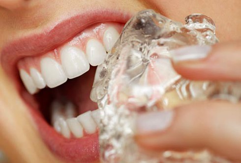 10 hành động khiến răng bạn dễ bị gãy - ảnh 1