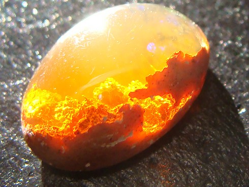 Bí ẩn vũ trụ ẩn giấu trong những viên đá quý tự nhiên - ảnh 1