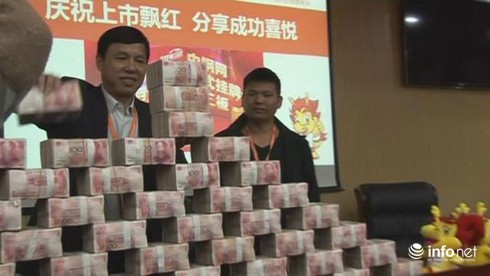 Sếp mạnh tay chi, nhân viên mang bao tải đựng tiền thưởng - ảnh 1