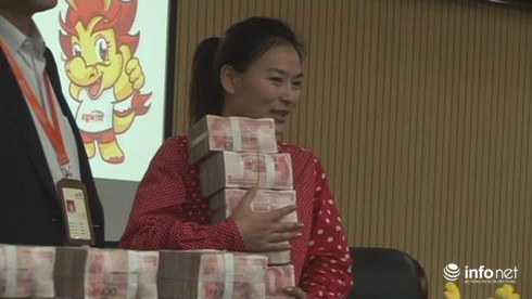 Sếp mạnh tay chi, nhân viên mang bao tải đựng tiền thưởng - ảnh 5