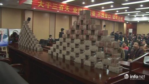 Sếp mạnh tay chi, nhân viên mang bao tải đựng tiền thưởng - ảnh 2
