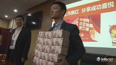 Sếp mạnh tay chi, nhân viên mang bao tải đựng tiền thưởng - ảnh 3