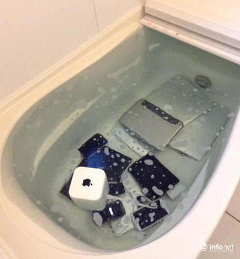 Bị phản bội,cô gái ném bộ sưu tập Apple yêu thích của người yêu vào bồn tắm - ảnh 1