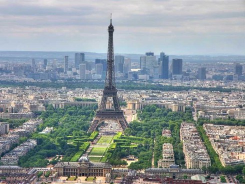 Đỉnh tháp Eiffel có một căn nhà - ảnh 1