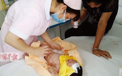 Bé trai sống sót thần kỳ sau 8 ngày bị chôn sống - ảnh 1