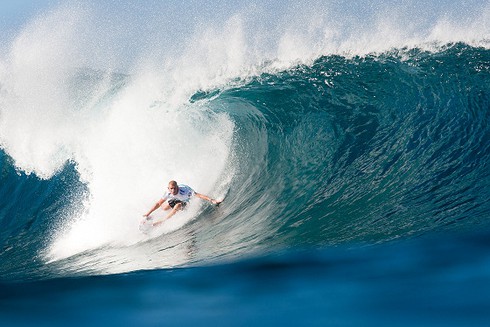 Hãi hùng trận chiến giữa vận động viên lướt sóng với cá mập - ảnh 1