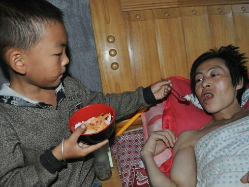Xót xa nhìn cảnh bé 7 tuổi một mình chăm cha nằm liệt giường - ảnh 3