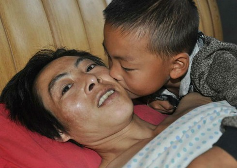 Xót xa nhìn cảnh bé 7 tuổi một mình chăm cha nằm liệt giường - ảnh 5