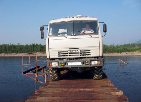 Đứng tim qua cây cầu nguy hiểm bậc nhất thế giới - ảnh 3