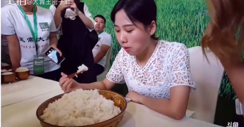 Cô gái nhỏ gây sốt vì ăn hết 108 cái nem, 4kg cơm trắng - ảnh 1