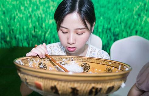 Cô gái nhỏ gây sốt vì ăn hết 108 cái nem, 4kg cơm trắng - ảnh 2