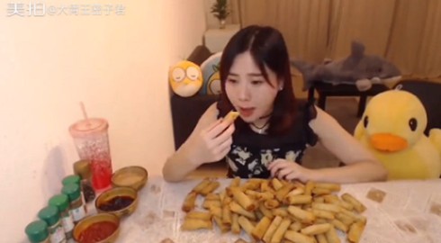 Cô gái nhỏ gây sốt vì ăn hết 108 cái nem, 4kg cơm trắng - ảnh 4