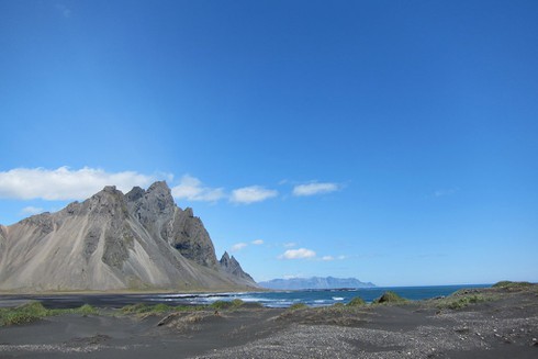 Lạ lẫm những bãi biển cát đen hấp dẫn nhất hành tinh - ảnh 2