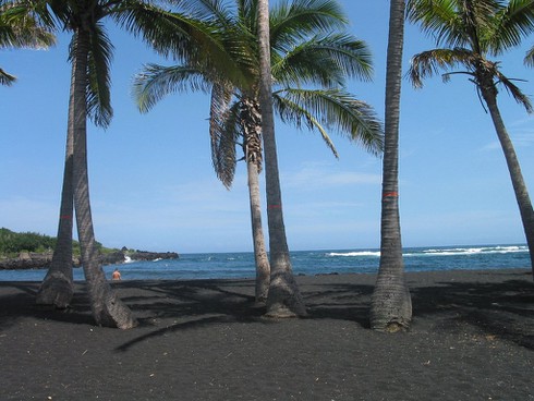 Lạ lẫm những bãi biển cát đen hấp dẫn nhất hành tinh - ảnh 3