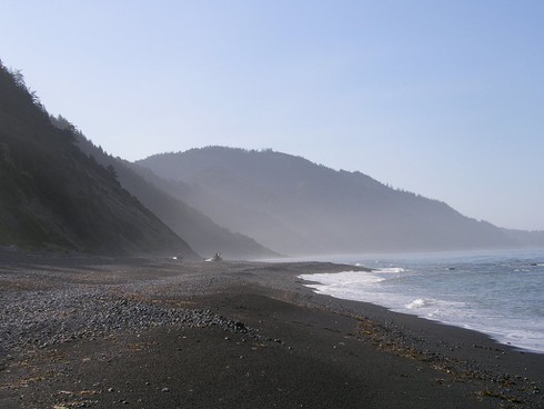 Lạ lẫm những bãi biển cát đen hấp dẫn nhất hành tinh - ảnh 4