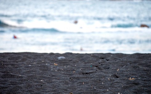 Lạ lẫm những bãi biển cát đen hấp dẫn nhất hành tinh - ảnh 6