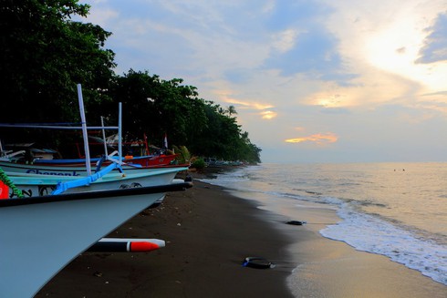 Lạ lẫm những bãi biển cát đen hấp dẫn nhất hành tinh - ảnh 8