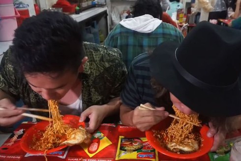 Bị điếc tạm thời vì ăn