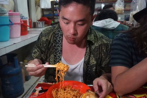 Bị điếc tạm thời vì ăn