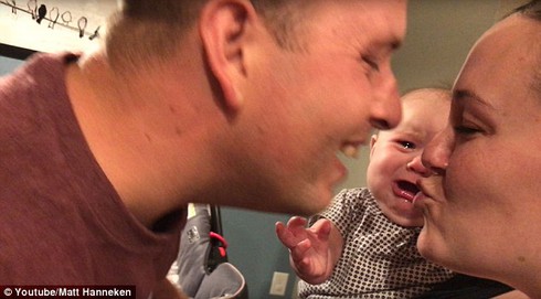 Video em bé bật khóc mỗi khi bố mẹ hôn nhau gây