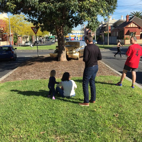 Chiếc ô tô găm gốc cây bất ngờ được