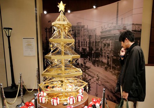 Chiêm ngưỡng cây thông Noel bằng vàng ròng - ảnh 1