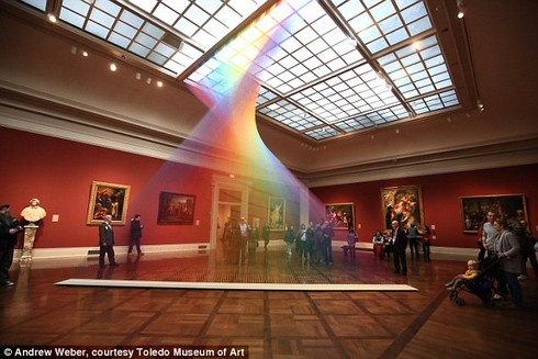 Rực rỡ cầu vồng nhân tạo giữa bảo tàng - ảnh 2