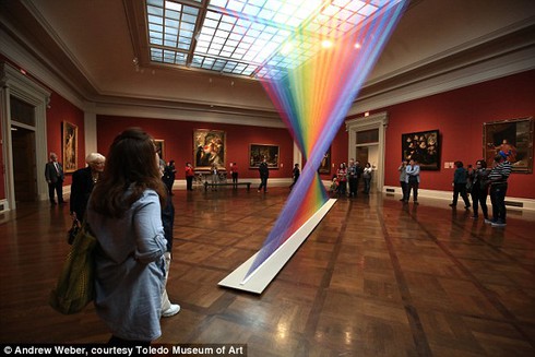 Rực rỡ cầu vồng nhân tạo giữa bảo tàng - ảnh 3