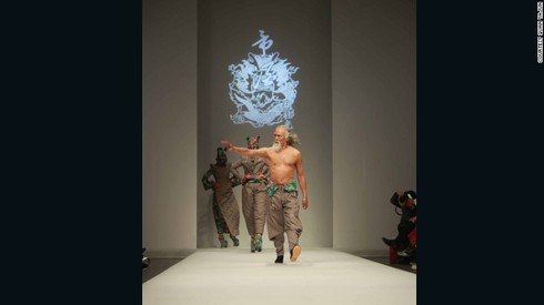 Cụ ông 80 tuổi làm