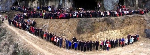 Choáng với bức ảnh gia đình 500 thành viên - ảnh 1