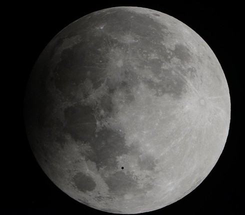 Xuất hiện vật thể lạ bay ngang qua Mặt Trăng giữa nguyệt thực - ảnh 1