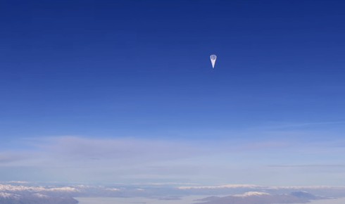 Xuất hiện vật thể lạ bay ngang qua Mặt Trăng giữa nguyệt thực - ảnh 2