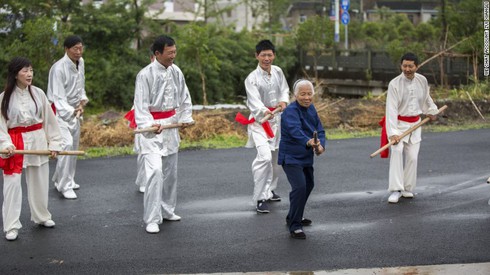 Lão bà luyện kungfu gần 90 năm gây sốt - ảnh 1