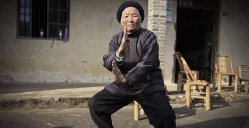 Lão bà luyện kungfu gần 90 năm gây sốt - ảnh 2