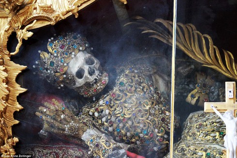 Bộ xương nạm vàng ngọc trong tu viện 700 tuổi - ảnh 1