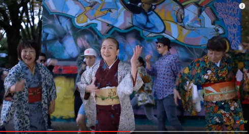 Nhóm nhạc U70 mặc kimono nhảy hip hop cực đỉnh - ảnh 1