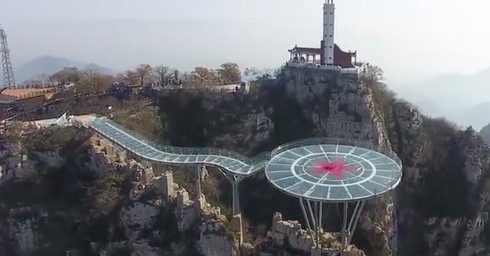 Trung Quốc lại xây cầu kính cheo leo giữa vách núi - ảnh 1