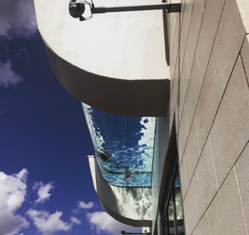 Rùng mình trước bể bơi đáy kính lơ lửng giữa trời - ảnh 1