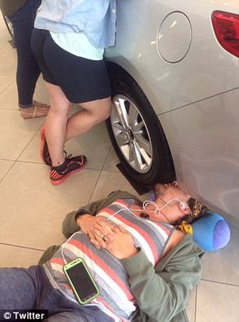 Lạ đời hàng chục người lăn lê bò toài để hôn ô tô - ảnh 3